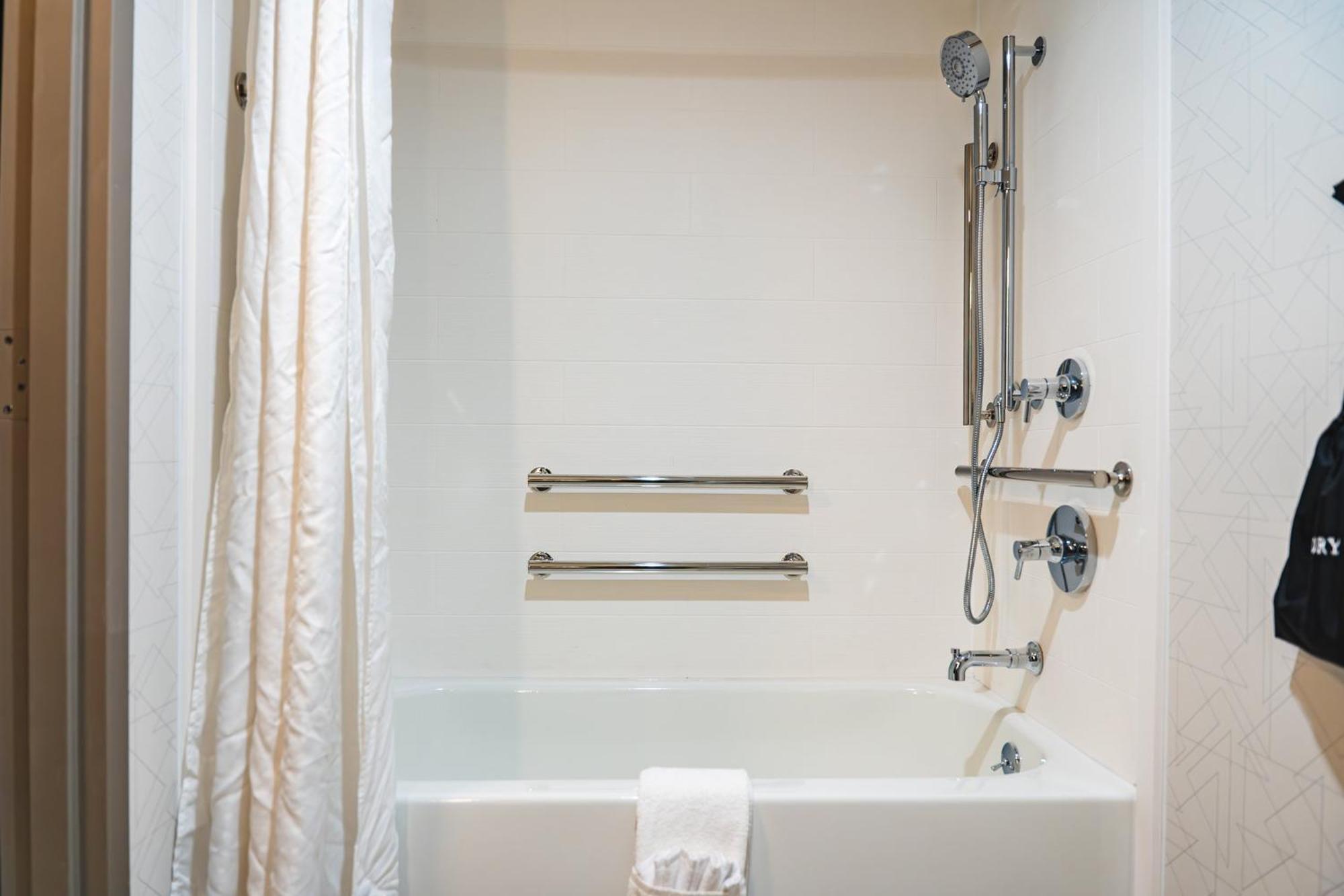 Holiday Inn Express Frazer - Malvern By Ihg Экстерьер фото